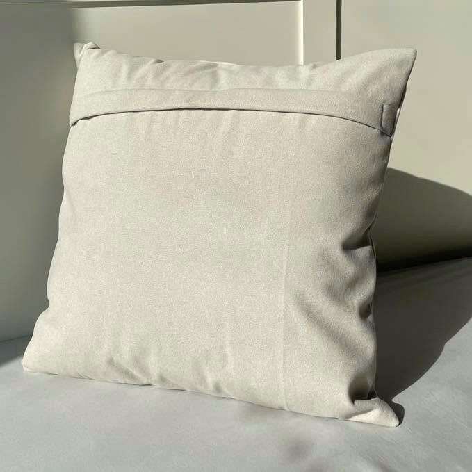 Mẫu thêu cún yêu giáng sinh chuyển thể từ ảnh phong cách line art trên vỏ gối kích thước 45x45cm, kèm tên cún