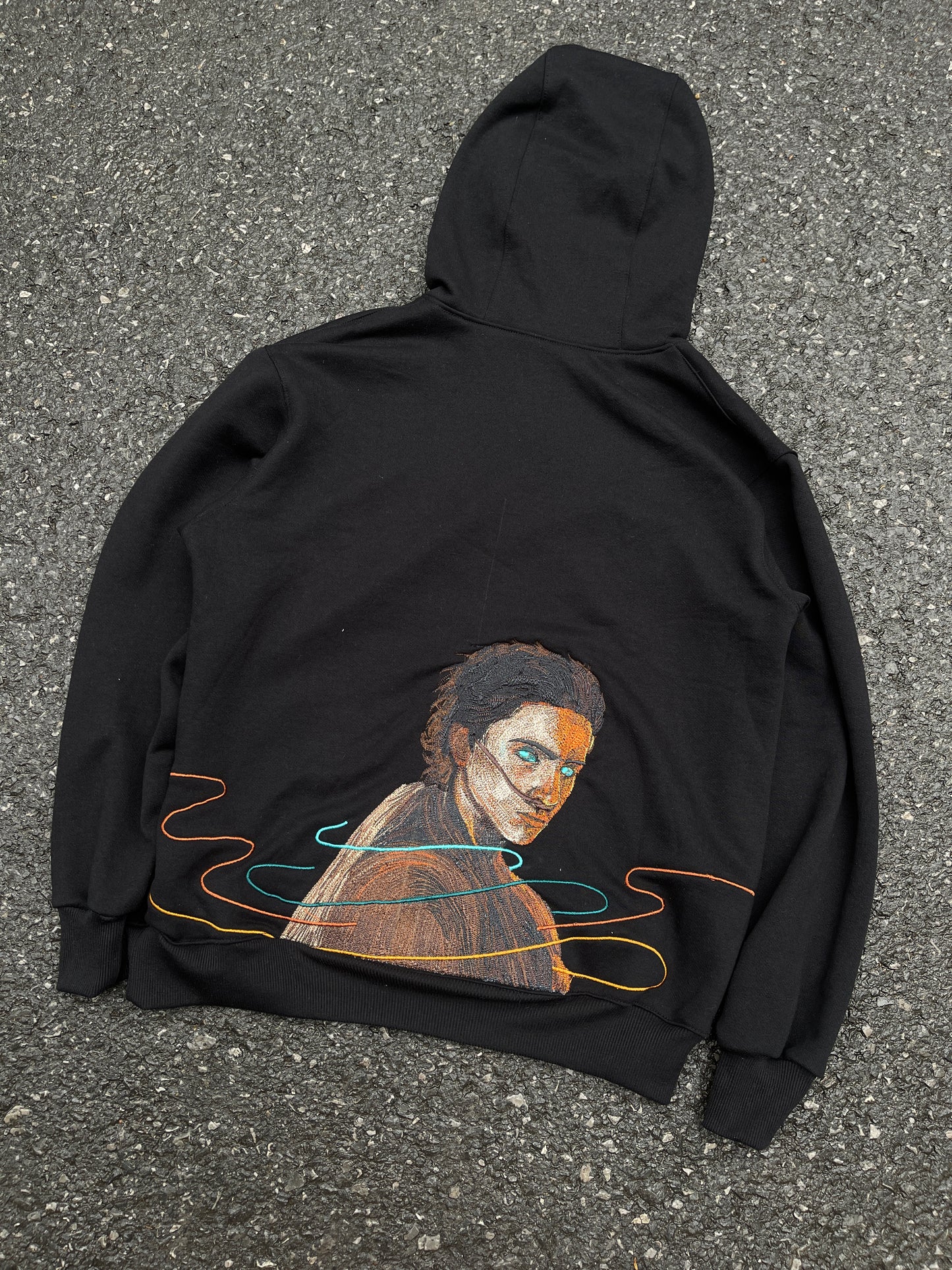Thiết kế và thêu hình theo yêu cầu áo hoodie chất liệu nỉ, kiểu thêu nhân vật vẽ tay chi tiết sắc nét