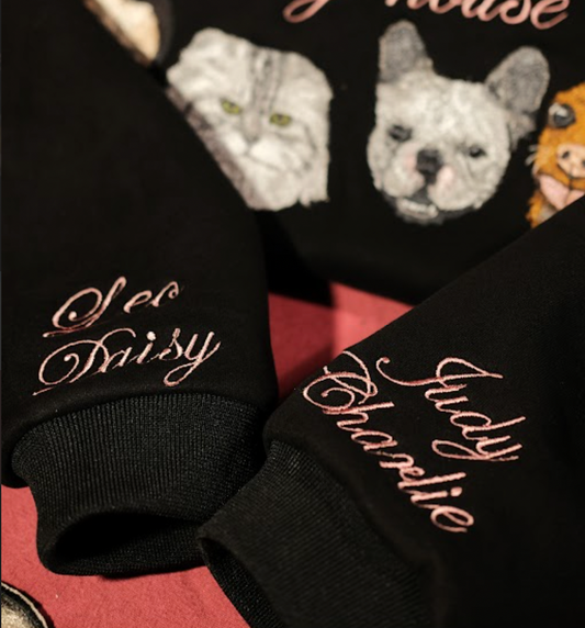 Mẫu thêu nhiều mặt thú cưng trên áo hoodie đen, tặng hai hình thêu tên cá nhân trên tay áo.