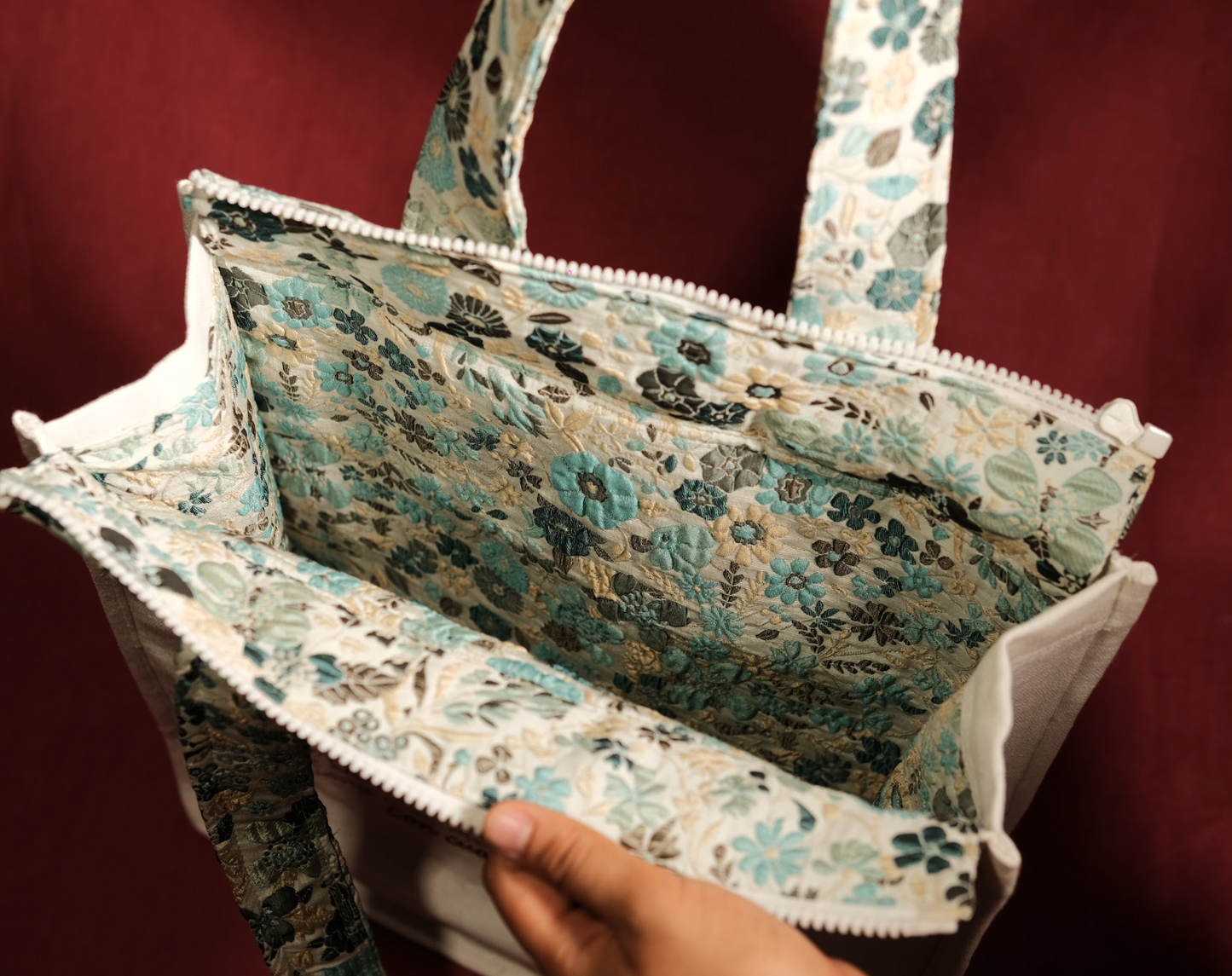 Túi tote thêu chữ Mama tặng mẹ kích thước 35x38cm đựng được laptop 16 inch