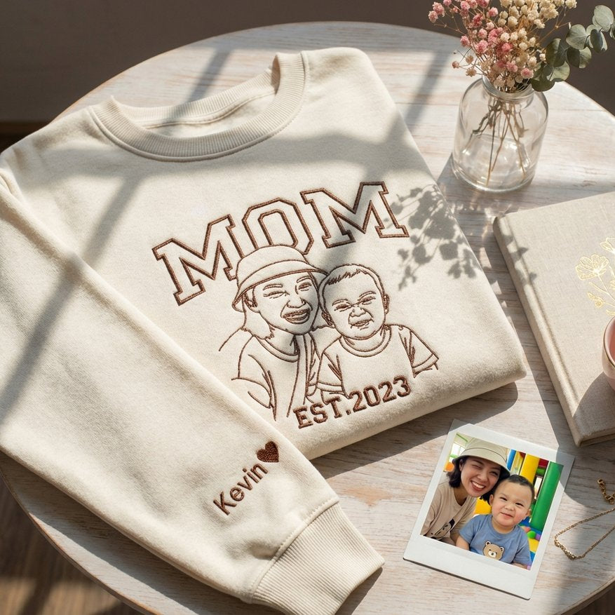 Áo sweater thêu chữ MOM kèm ảnh 2 mẹ con và năm sinh, tên con ở tay áo, kiểu thêu nét phác thảo tinh tế, tặng mẹ hoặc làm quà kỉ niệm cho vợ yêu, được chọn kiểu áo