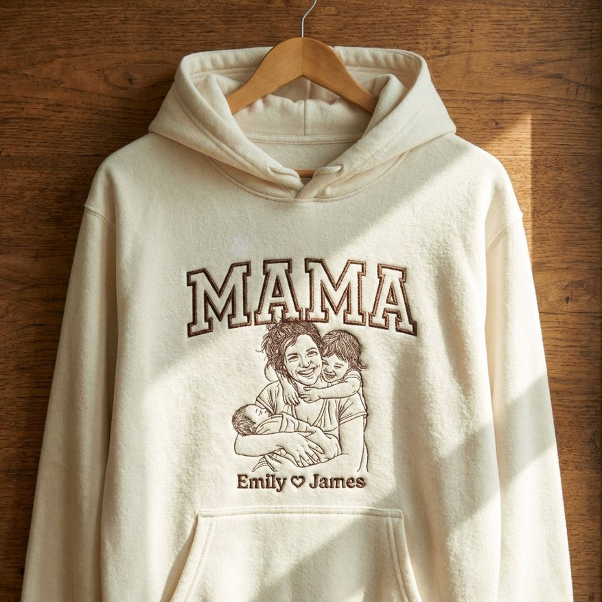 Áo hoodie thêu hình mẹ và con kết hợp chữ MAMA phong cách vẽ tay tinh tế, thêm tên con và nội dung ở tay áo/ ngực áo tùy chọn, quà tặng cá nhân hóa cho người mới làm mẹ/ vợ trong mọi dịp, được chọn kiểu áo