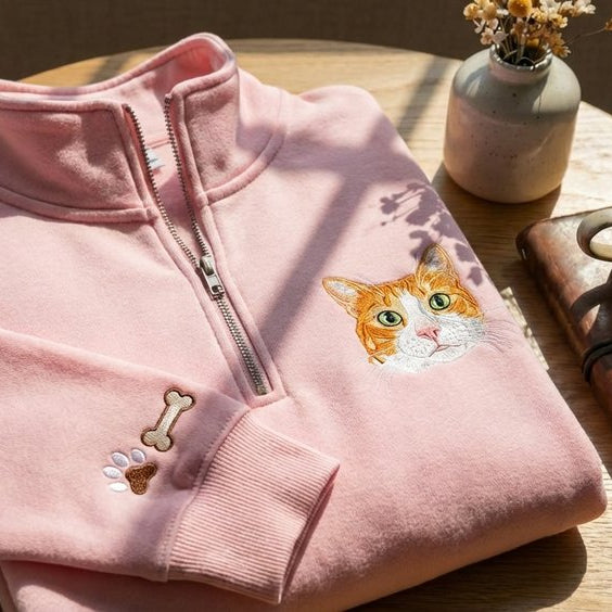 Áo sweater có khóa thêu chân dung mèo từ ảnh và biệt danh của mèo icon dễ thương, quà cá nhân hóa tặng mẹ mèo, kiểu thêu kĩ từng sợi lông vẽ tay được chọn kiểu áo