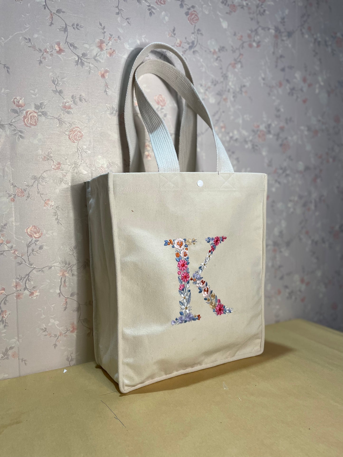 Tote thêu tên riêng phối hoa kích cỡ theo yêu cầu 1 chữ cái