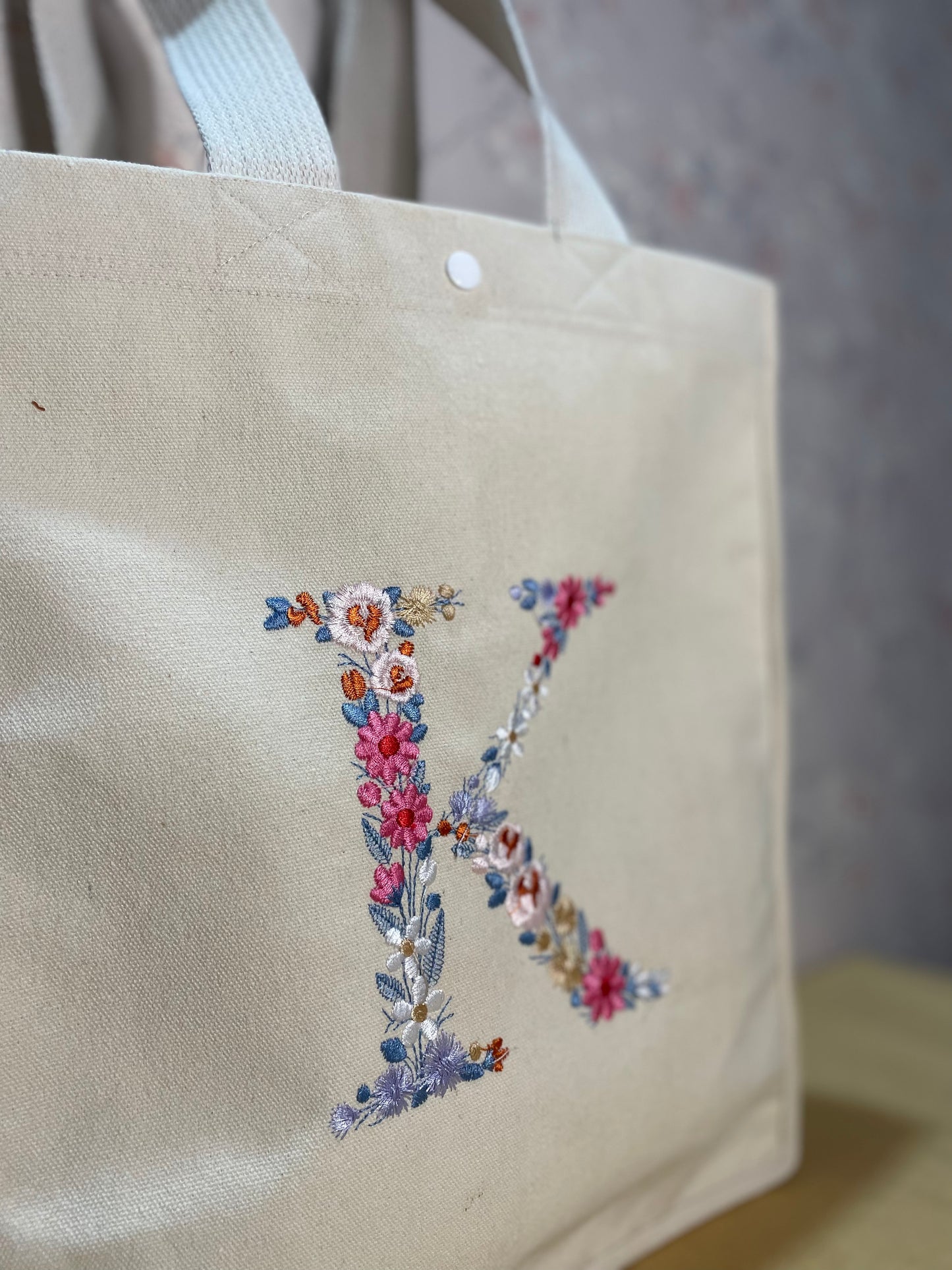 Tote thêu tên riêng phối hoa kích cỡ theo yêu cầu 1 chữ cái