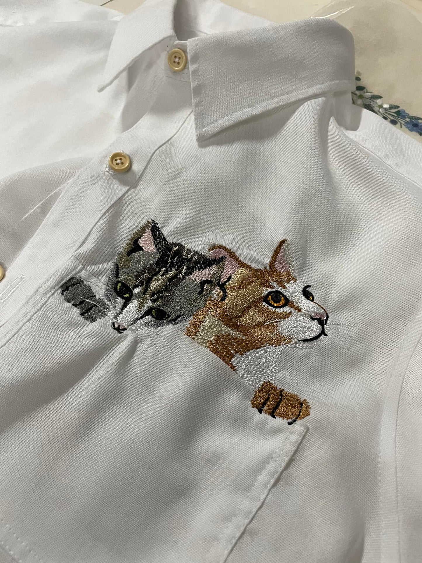 Dịch vụ thêu hình thú cưng tả thật từng sợi lông theo hình yêu cầu trên áo khách hàng gửi đến