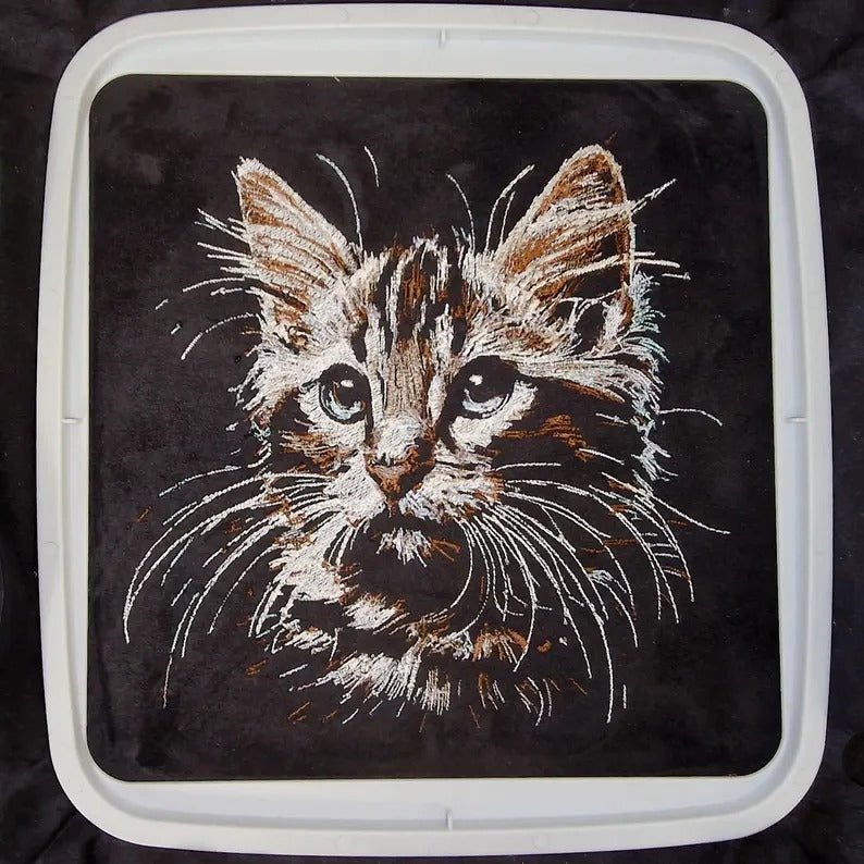 Dịch vụ thêu hình thú cưng tả thật từng sợi lông theo hình yêu cầu trên áo khách hàng gửi đến