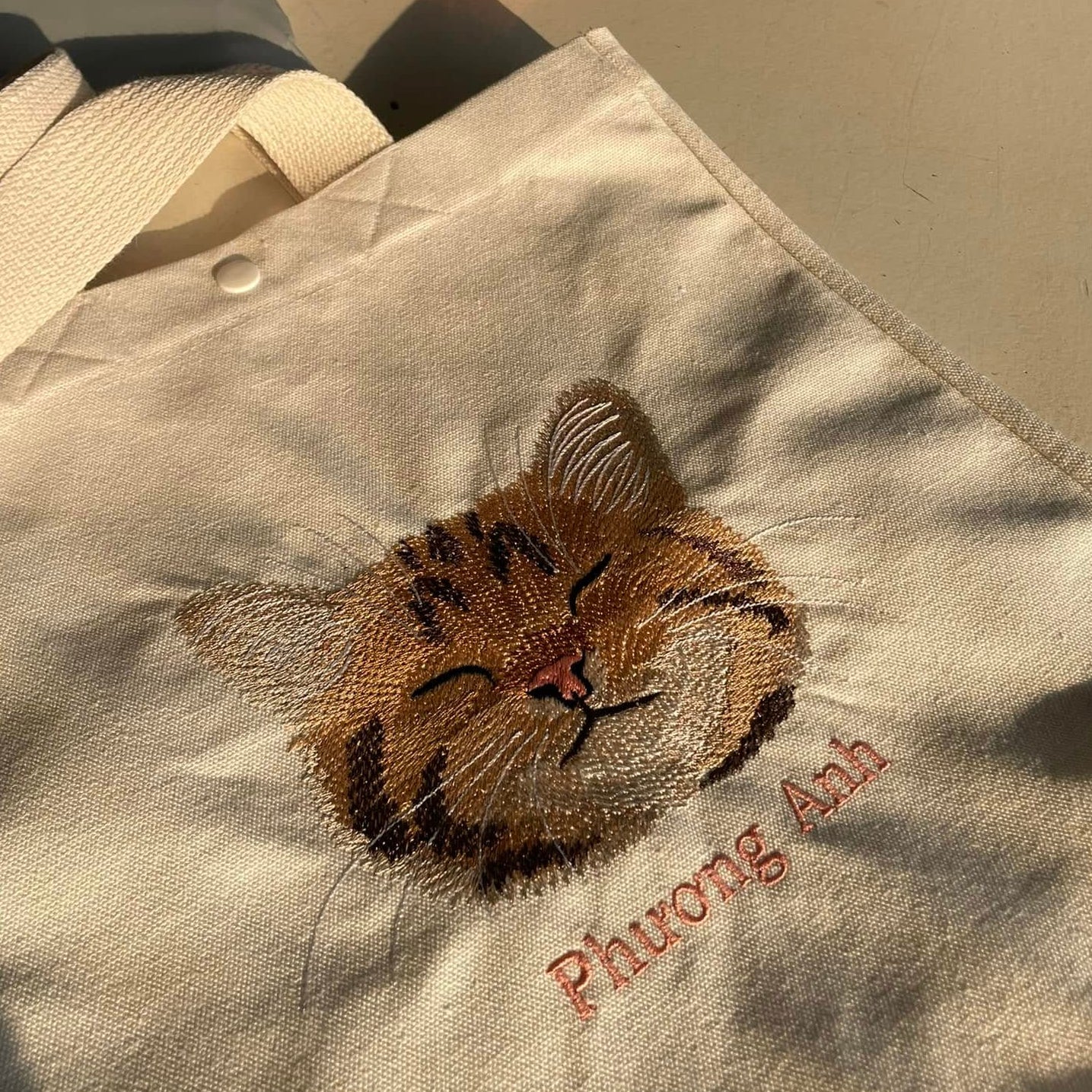 Dịch vụ thêu hình thú cưng tả thật từng sợi lông theo hình yêu cầu trên áo khách hàng gửi đến