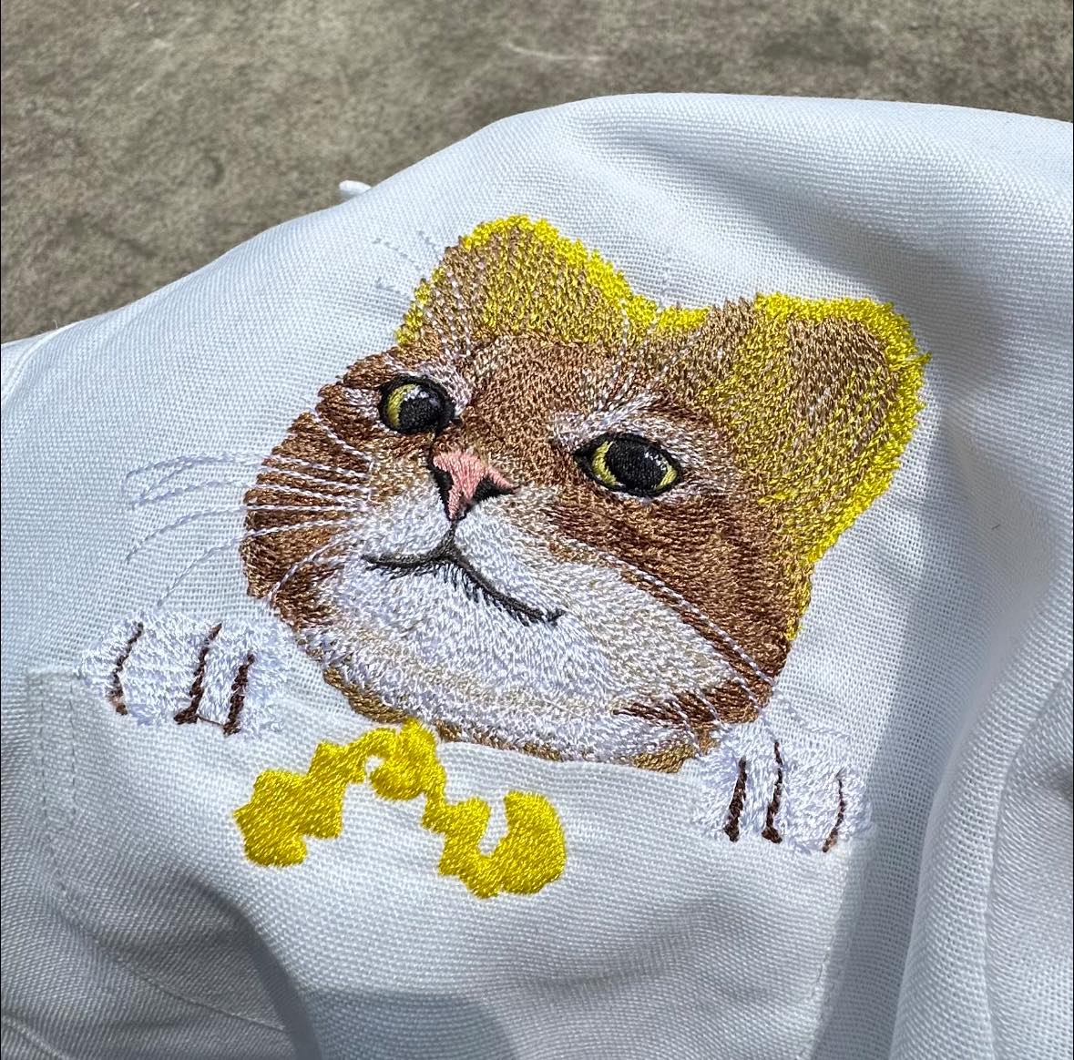 Dịch vụ thêu hình thú cưng tả thật từng sợi lông theo hình yêu cầu trên áo khách hàng gửi đến