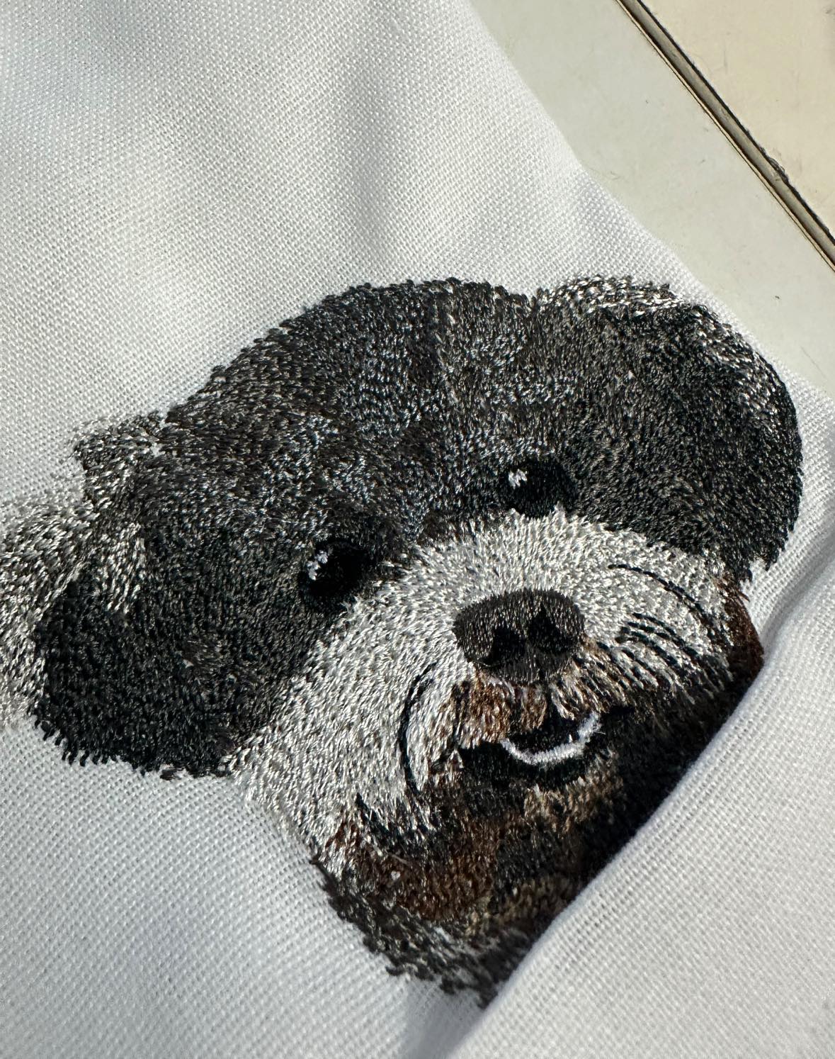 Dịch vụ thêu hình thú cưng tả thật từng sợi lông theo hình yêu cầu trên áo khách hàng gửi đến