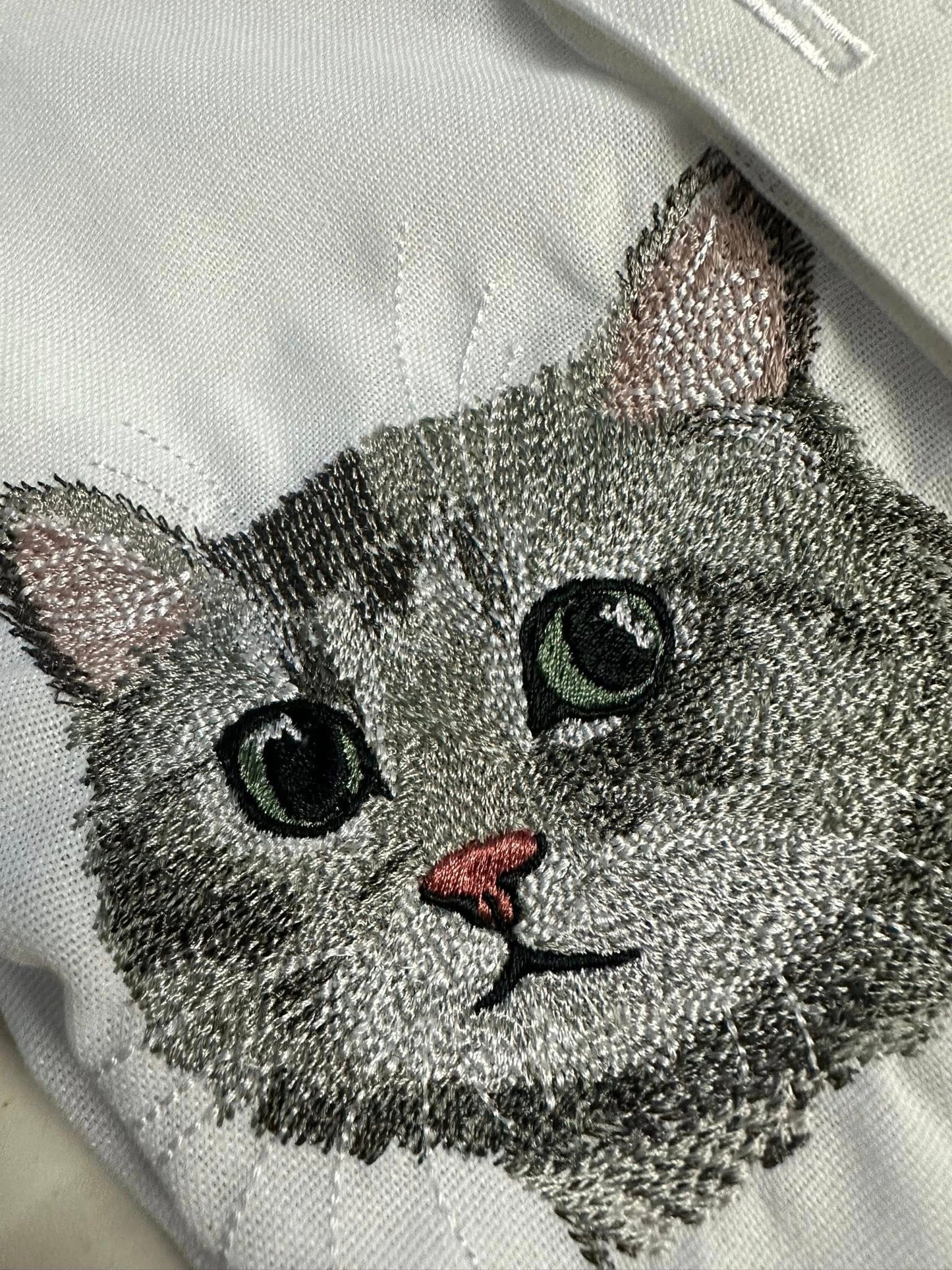 Dịch vụ thêu hình thú cưng tả thật từng sợi lông theo hình yêu cầu trên áo khách hàng gửi đến