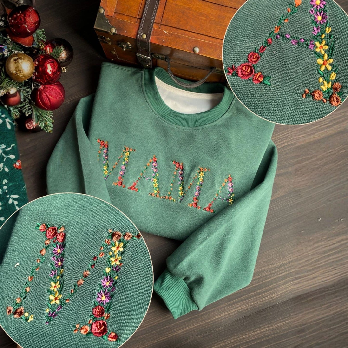 Mẫu thêu áo sweater chữ hoa MAMA trên áo nỉ xanh rừng, món quà ý nghĩa dành cho người phụ nữ tuyệt vời nhất