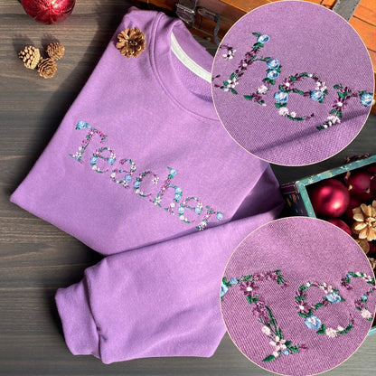 Mẫu thêu áo sweater chữ hoa Teacher trên áo nỉ tím, món quà dành cho người phụ nữ tuyệt vời nhất