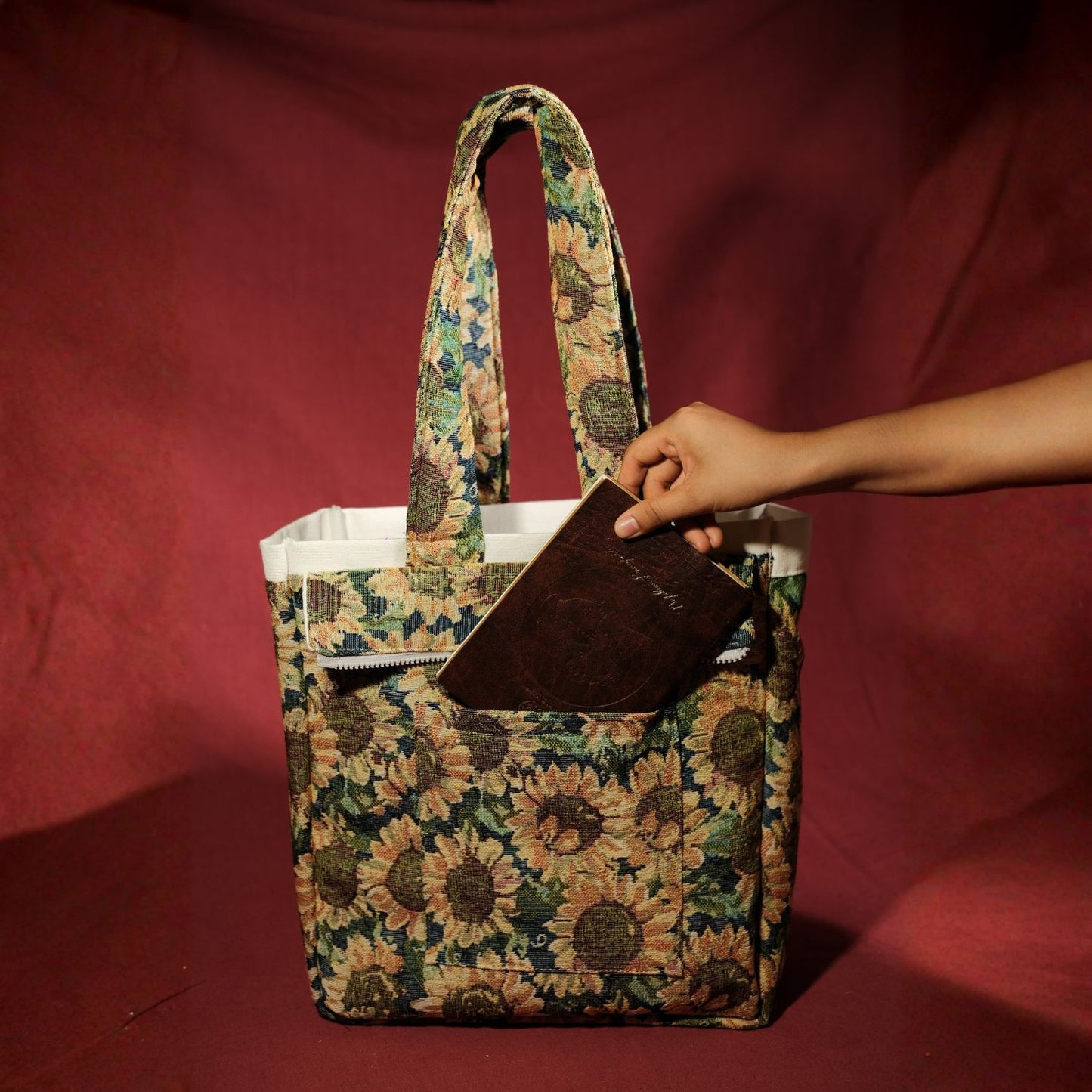 Túi tote thêu chữ cái và kí tự phối hoa, kích thước 35x38cm đựng được laptop 16 inch