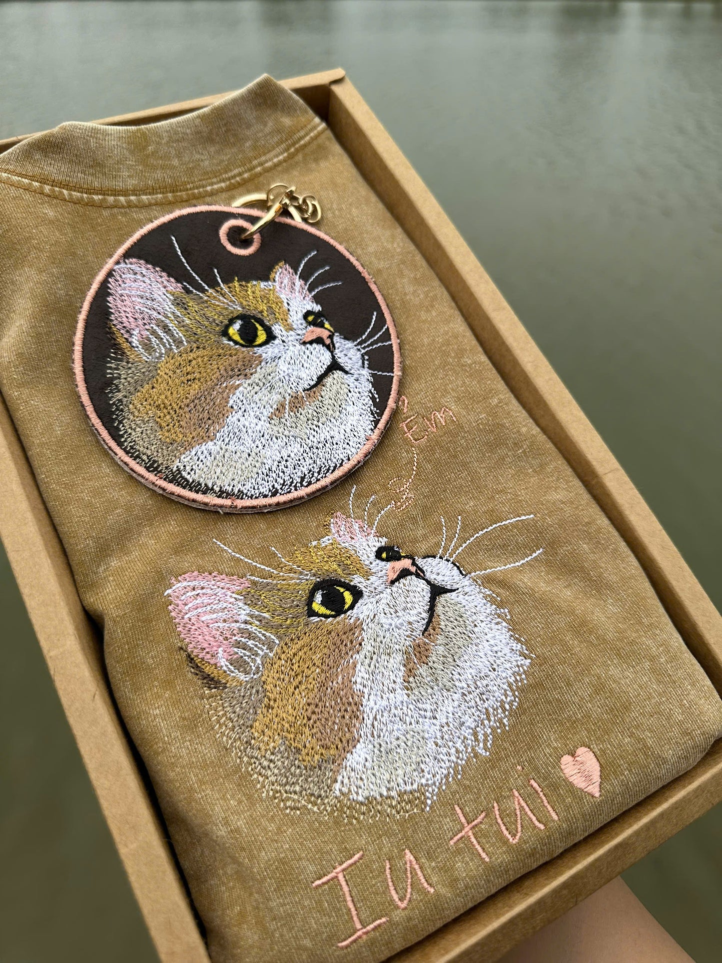 Set 2 món thiết kế thú cưng ẻm iu tui: Áo phông giặt loang + móc khóa