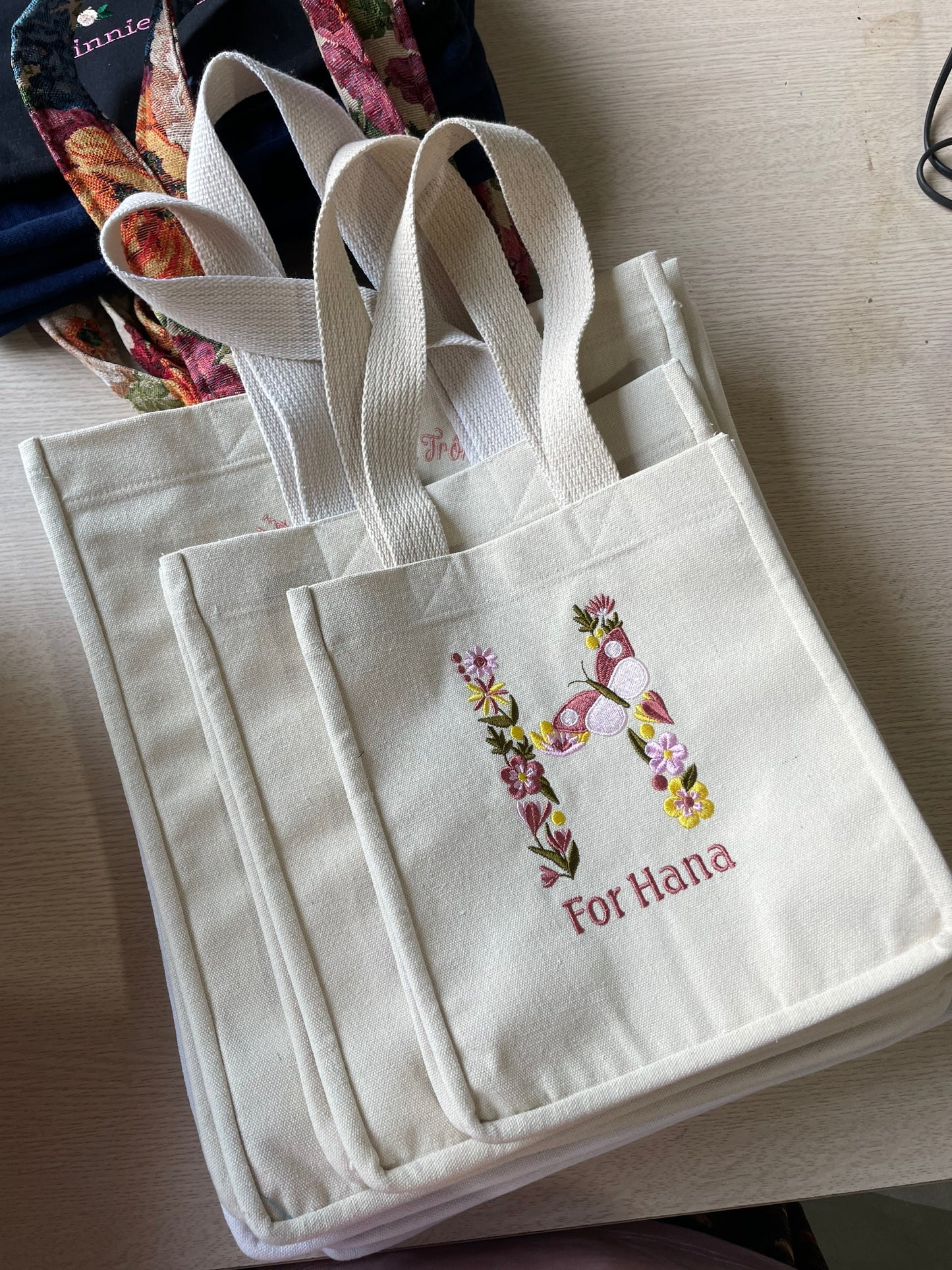 Tote thêu tên riêng phối hoa kích cỡ theo yêu cầu 1 chữ cái