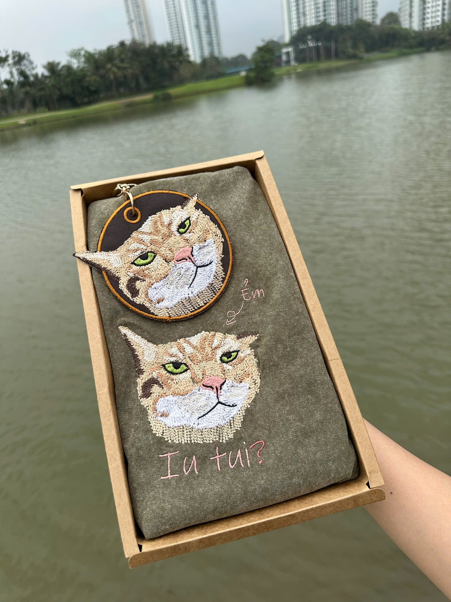 Set 2 món thiết kế thú cưng ẻm iu tui: Áo phông giặt loang + móc khóa