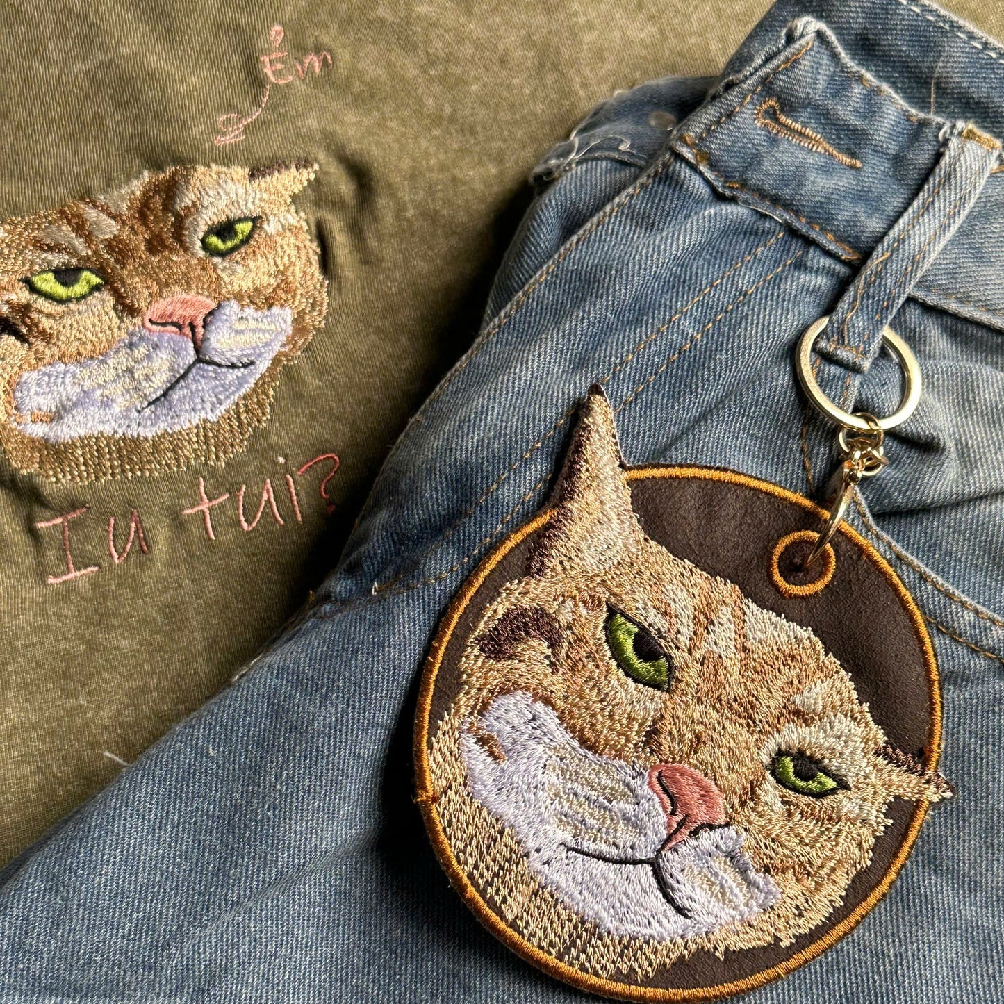 Set 2 món thiết kế thú cưng ẻm iu tui: Áo phông giặt loang + móc khóa