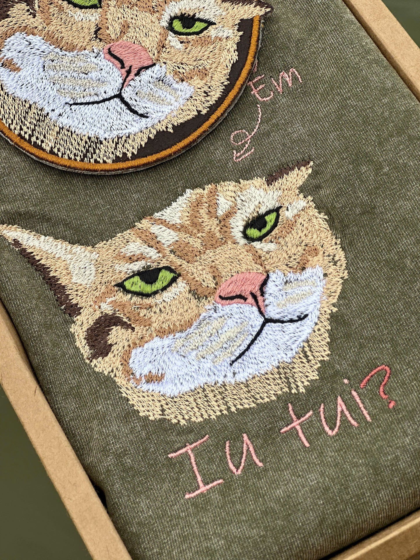 Set 2 món thiết kế thú cưng ẻm iu tui: Áo phông giặt loang + móc khóa