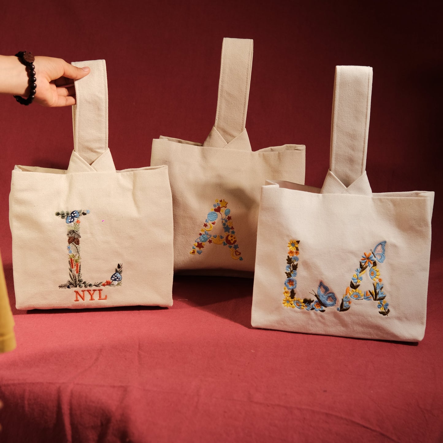 Túi đậu 1 quai (20*25cm) thêu chữ cái phối hoa