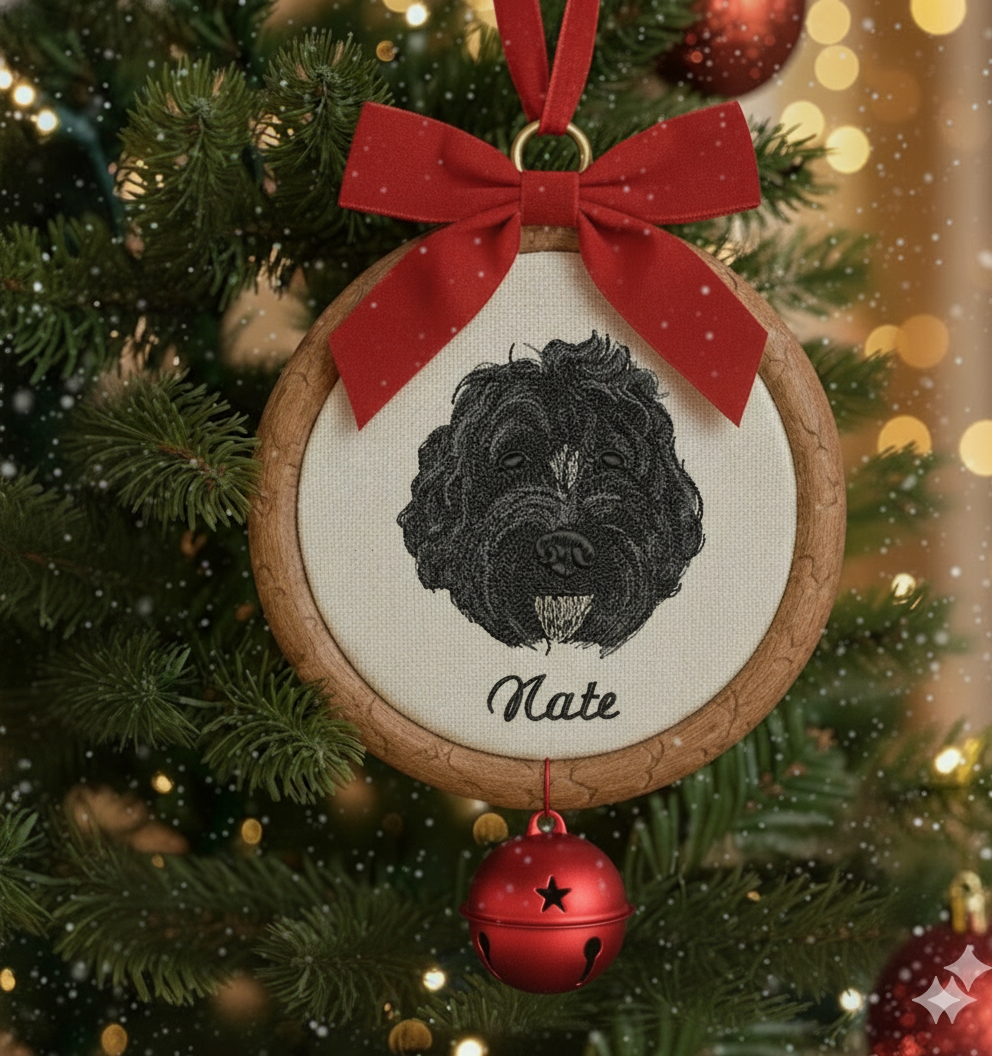 Hình thêu thú cưng trên khung treo phối phụ kiện, dùng để trang trí, làm quà lưu niệm.