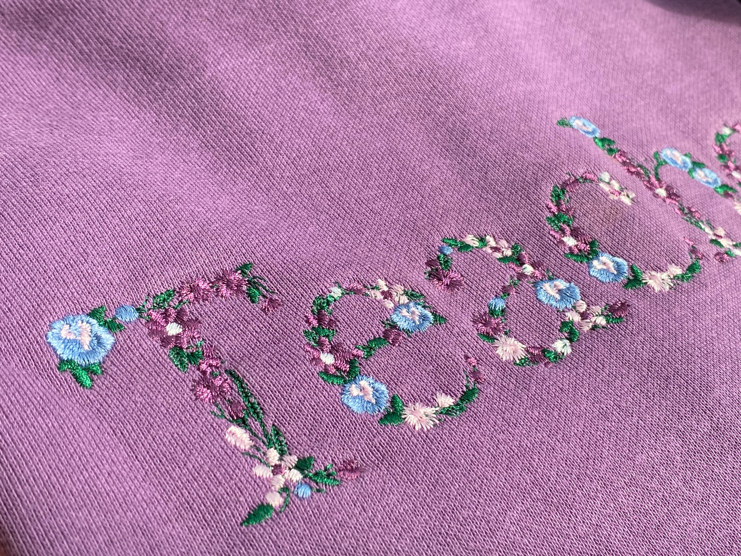 Mẫu thêu áo sweater chữ hoa Teacher trên áo nỉ tím, món quà dành cho người phụ nữ tuyệt vời nhất