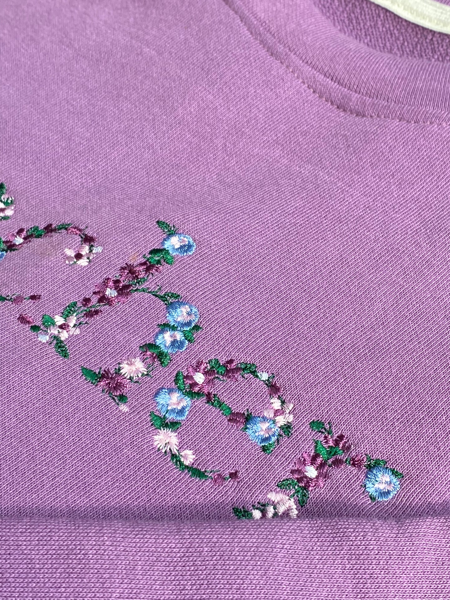 Mẫu thêu áo sweater chữ hoa Teacher trên áo nỉ tím, món quà dành cho người phụ nữ tuyệt vời nhất