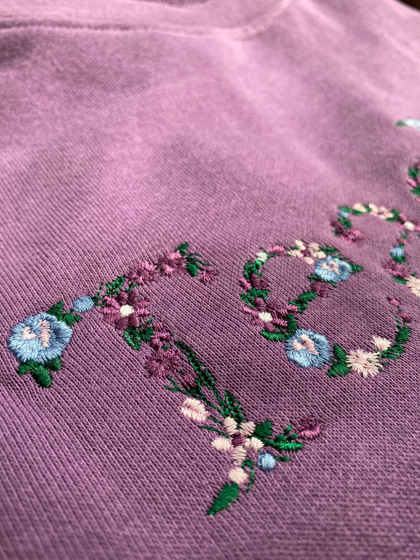 Mẫu thêu áo sweater chữ hoa Teacher trên áo nỉ tím, món quà dành cho người phụ nữ tuyệt vời nhất