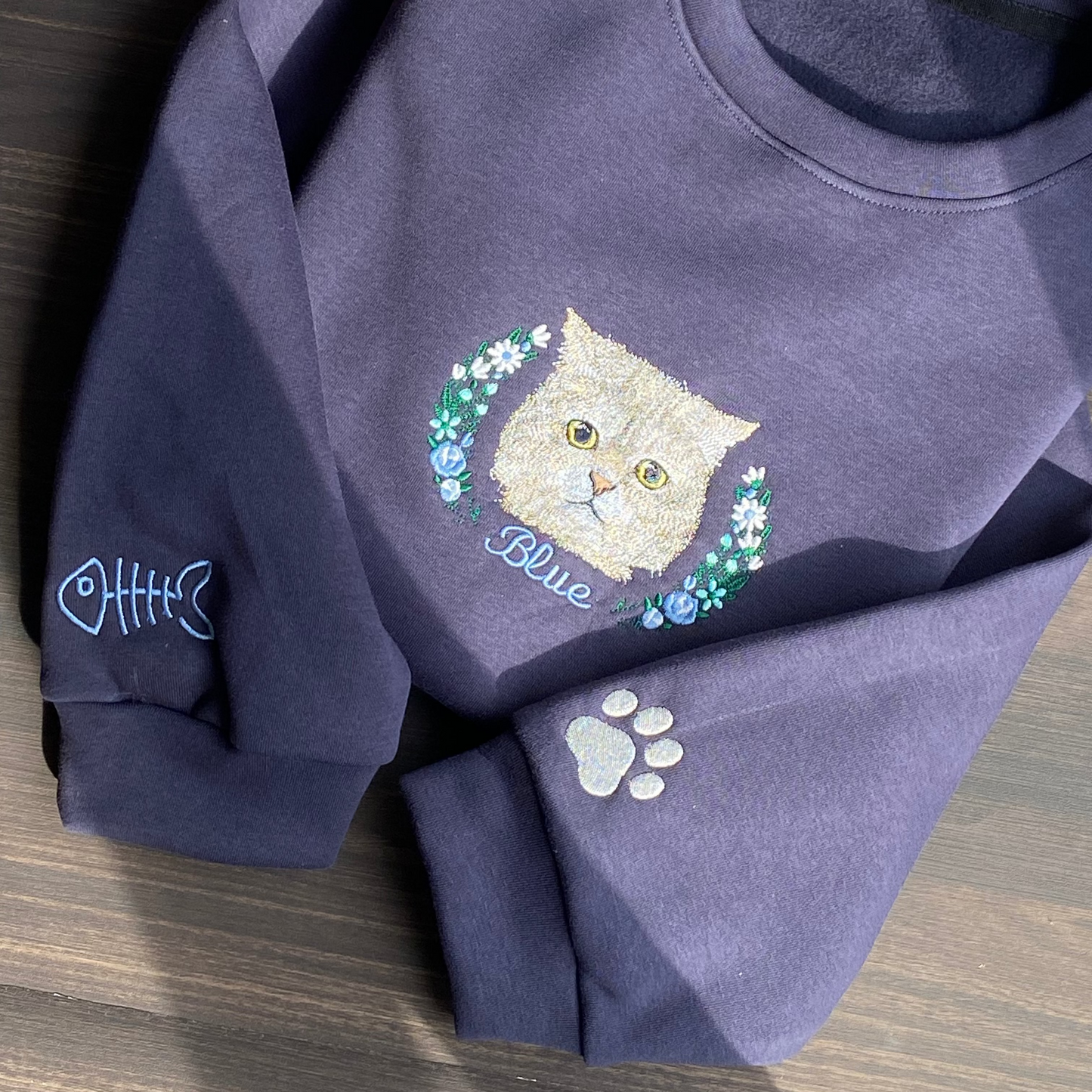 Mẫu thêu áo sweater thú cưng phối hoa chuyển thể từ ảnh trên áo nỉ xanh, tặng hai hình thêu trên tay áo