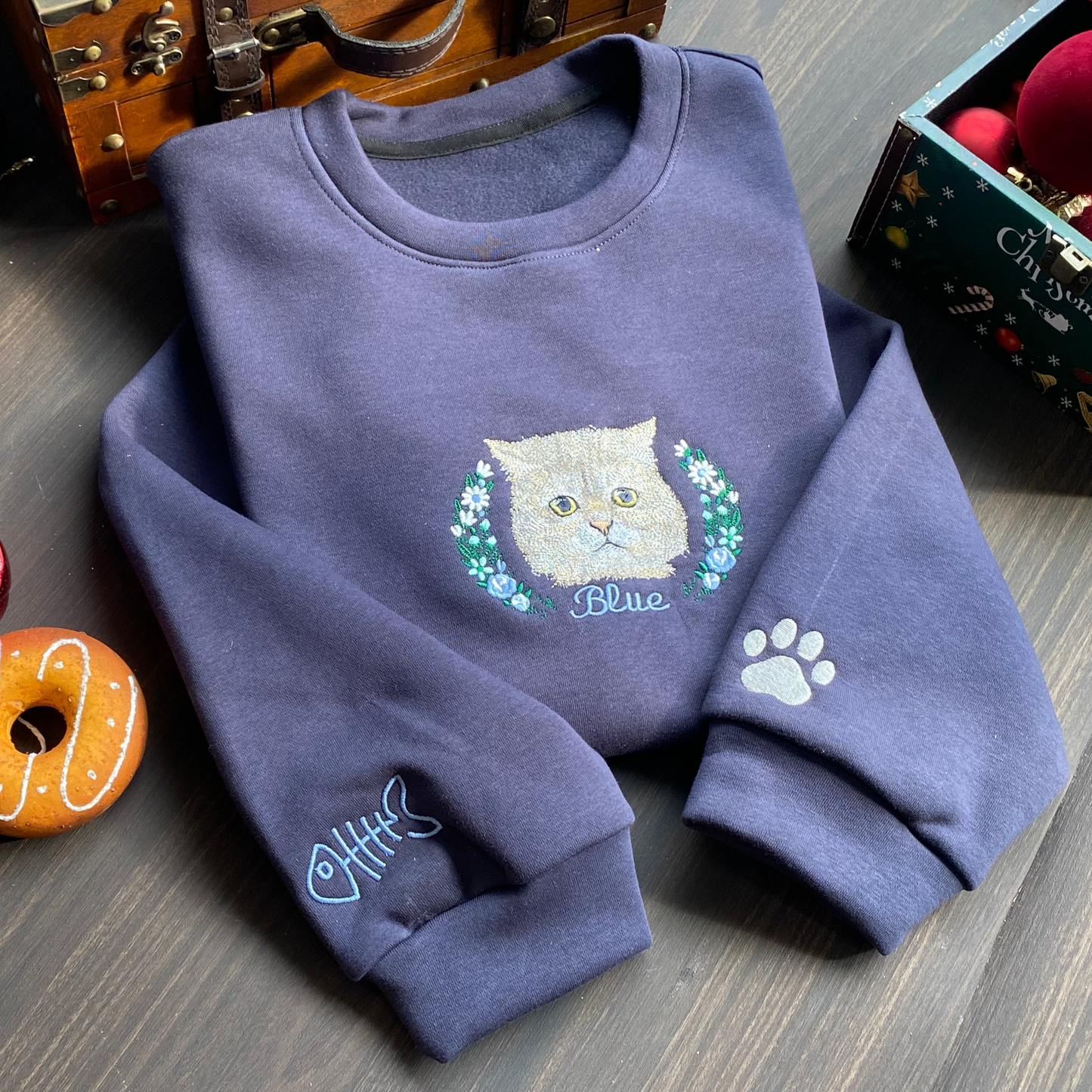 Mẫu thêu áo sweater thú cưng phối hoa chuyển thể từ ảnh trên áo nỉ xanh, tặng hai hình thêu trên tay áo