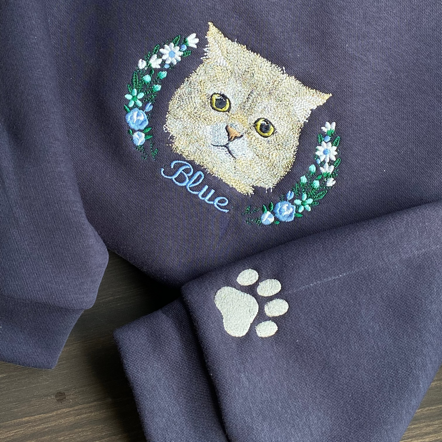 Mẫu thêu áo sweater thú cưng phối hoa chuyển thể từ ảnh trên áo nỉ xanh, tặng hai hình thêu trên tay áo