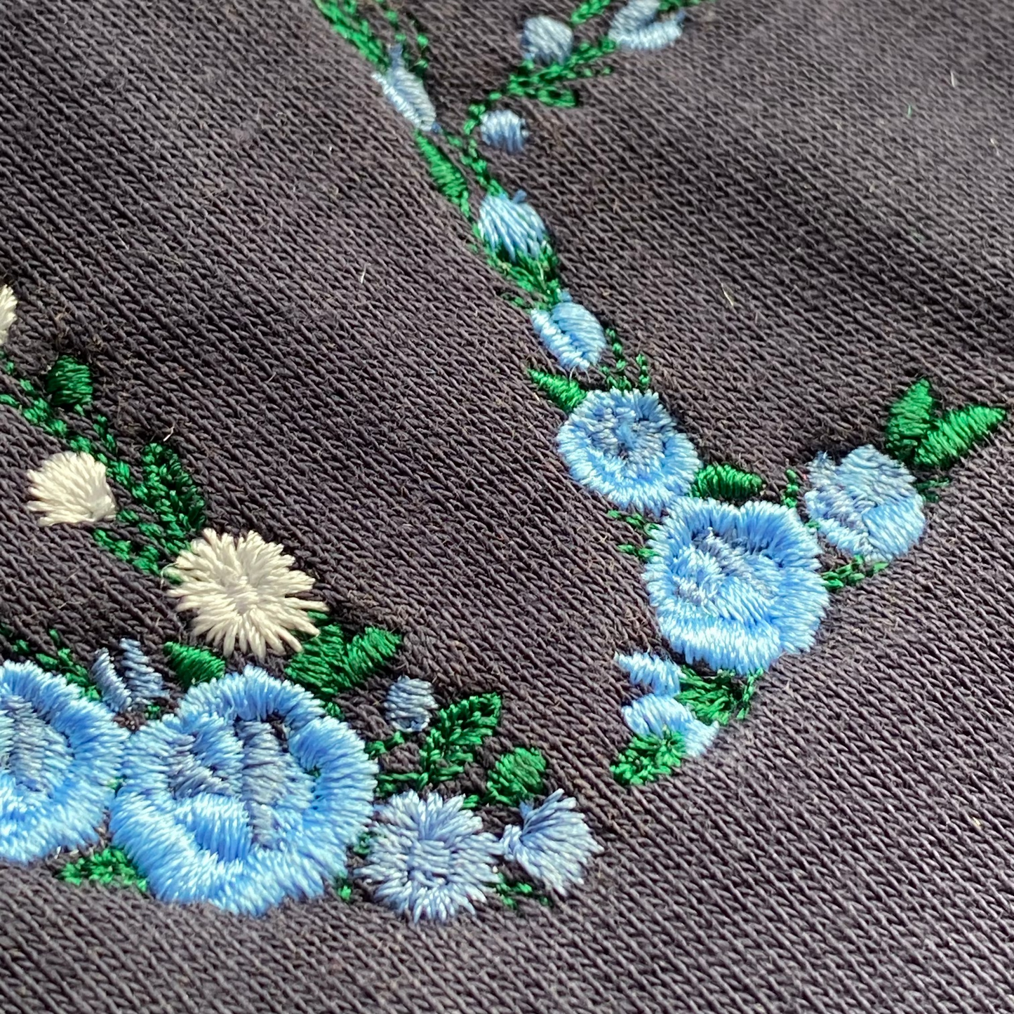 Mẫu thêu áo sweater chữ hoa NANA trên áo nỉ xanh navy, món quà ý nghĩa dành cho người phụ nữ tuyệt vời nhất