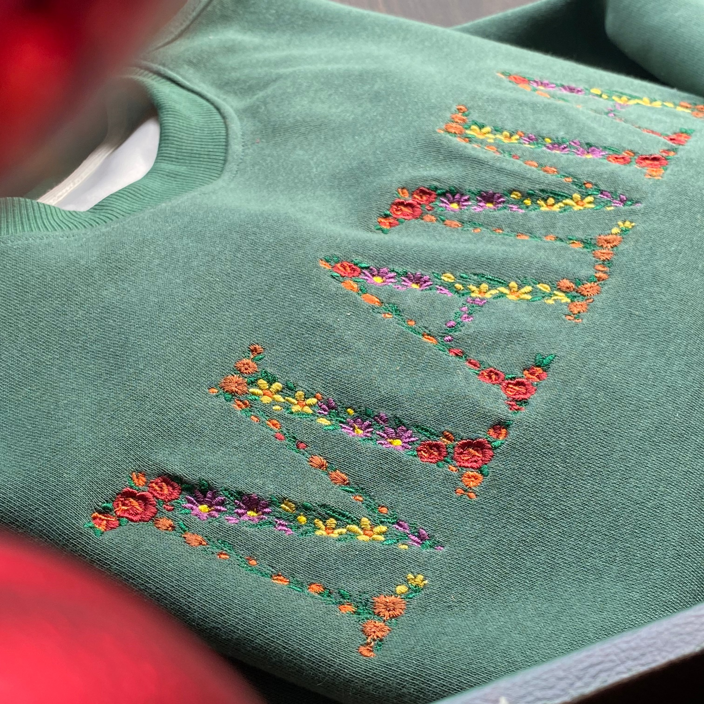 Mẫu thêu áo sweater chữ hoa MAMA trên áo nỉ xanh rừng, món quà ý nghĩa dành cho người phụ nữ tuyệt vời nhất