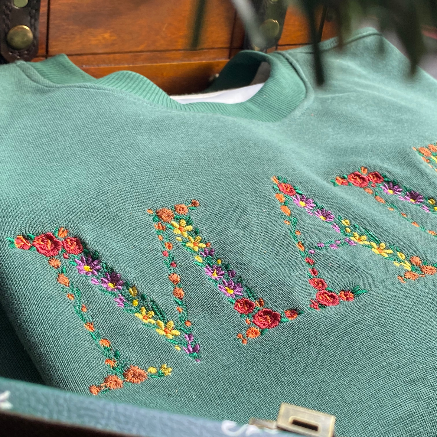 Mẫu thêu áo sweater chữ hoa MAMA trên áo nỉ xanh rừng, món quà ý nghĩa dành cho người phụ nữ tuyệt vời nhất