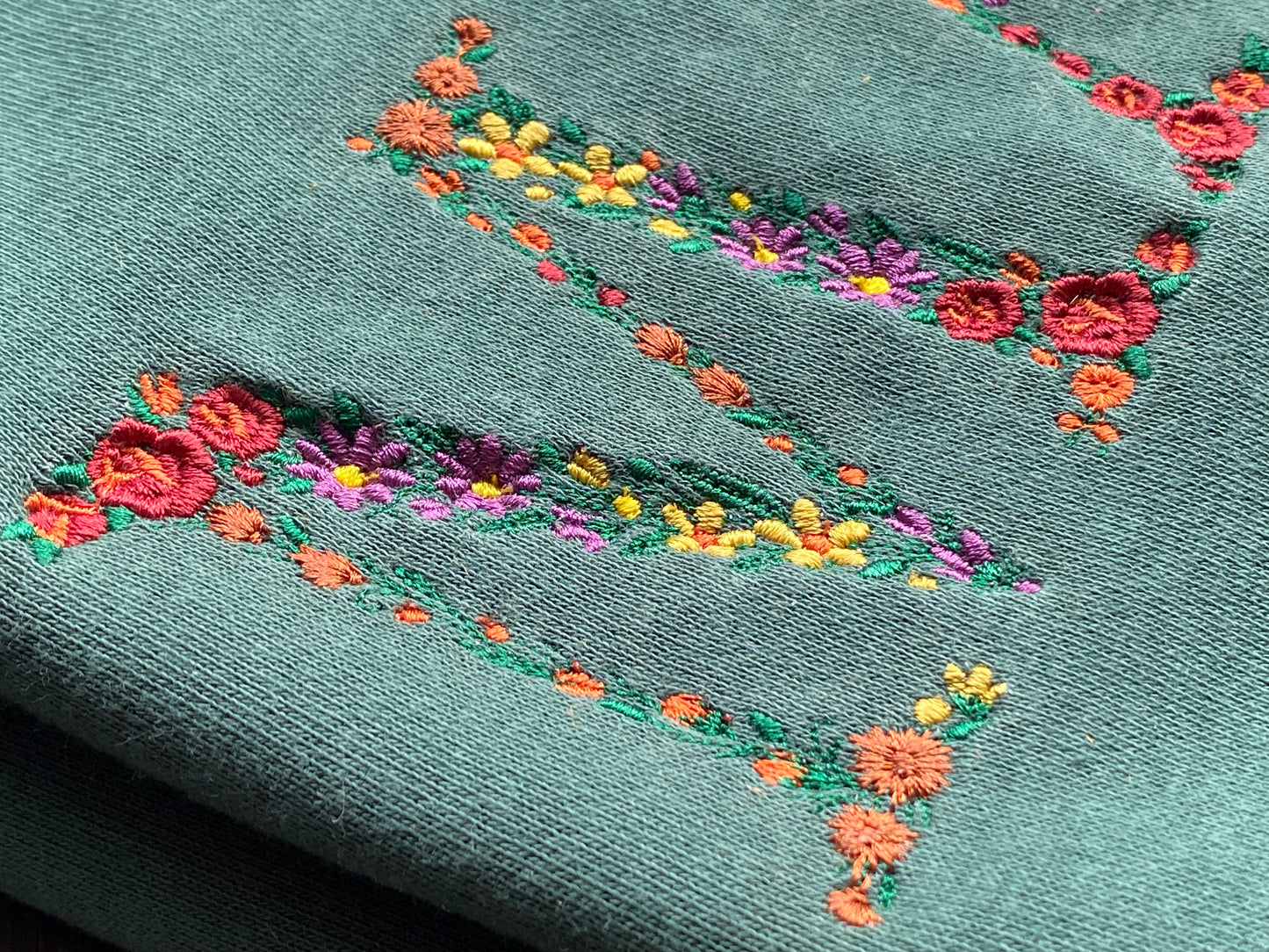 Mẫu thêu áo sweater chữ hoa MAMA trên áo nỉ xanh rừng, món quà ý nghĩa dành cho người phụ nữ tuyệt vời nhất