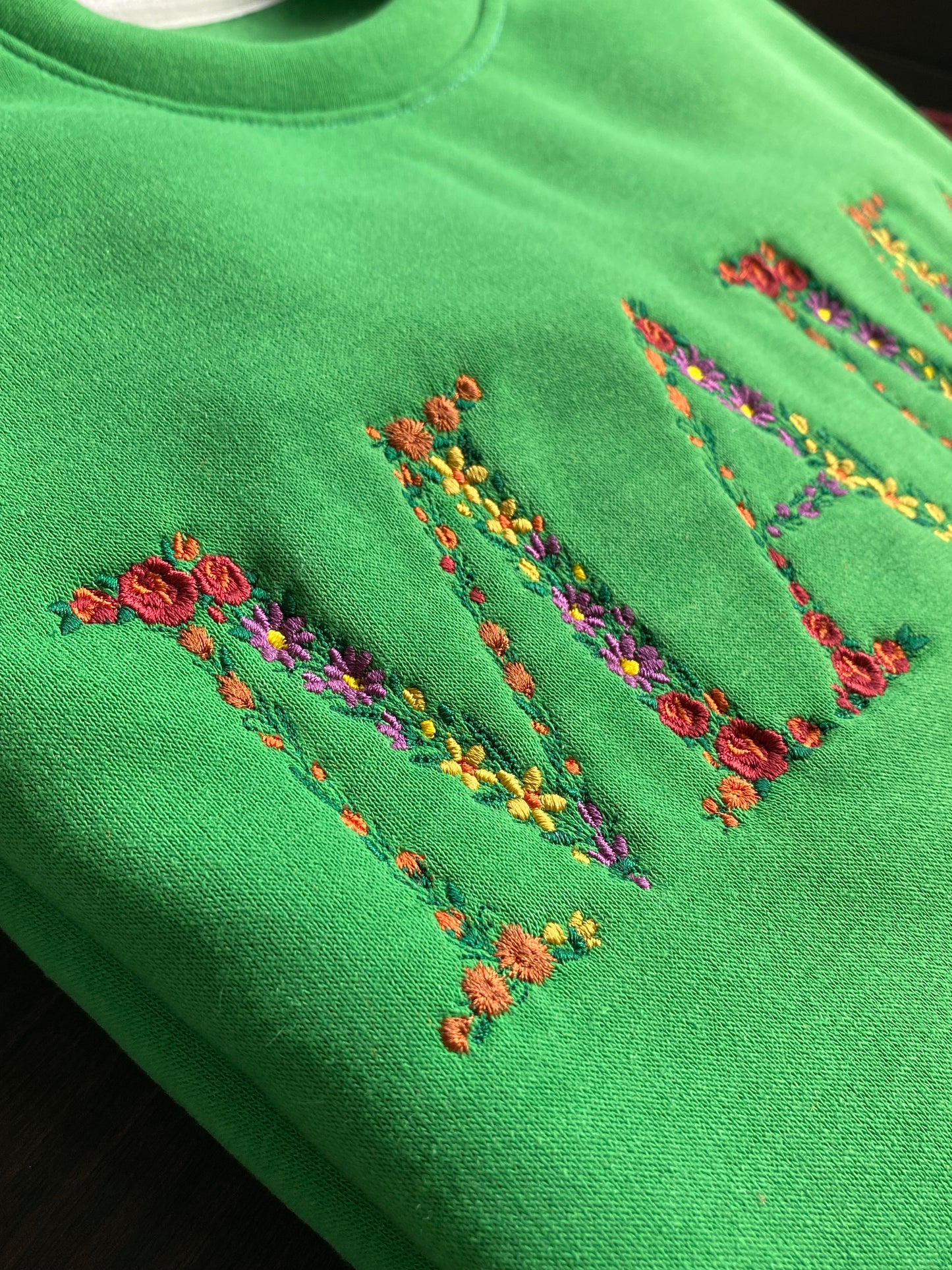 Mẫu thêu áo sweater chữ hoa MAMA trên áo nỉ xanh nõn, món quà ý nghĩa dành cho người phụ nữ tuyệt vời nhất