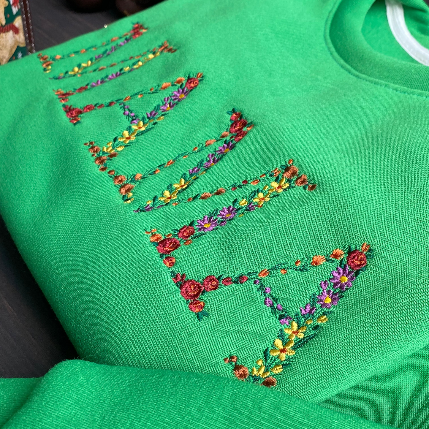 Mẫu thêu áo sweater chữ hoa MAMA trên áo nỉ xanh nõn, món quà ý nghĩa dành cho người phụ nữ tuyệt vời nhất