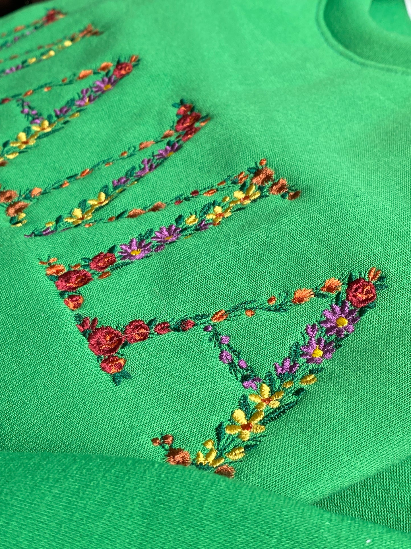 Mẫu thêu áo sweater chữ hoa MAMA trên áo nỉ xanh nõn, món quà ý nghĩa dành cho người phụ nữ tuyệt vời nhất