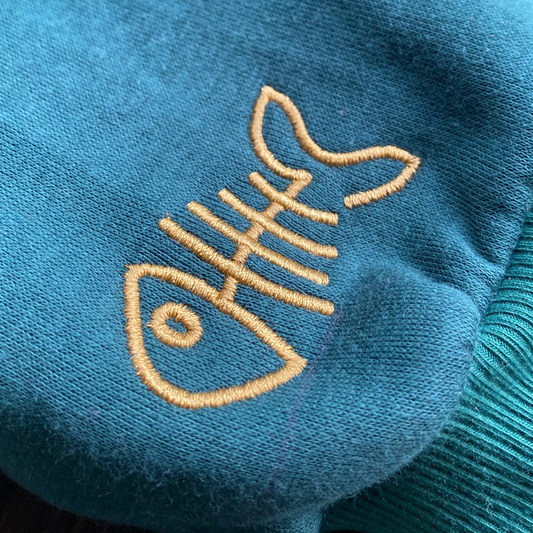 Mẫu thêu áo hoodie thú cưng phối hoa chuyển thể từ ảnh thật, tặng hai hình thêu trên tay áo