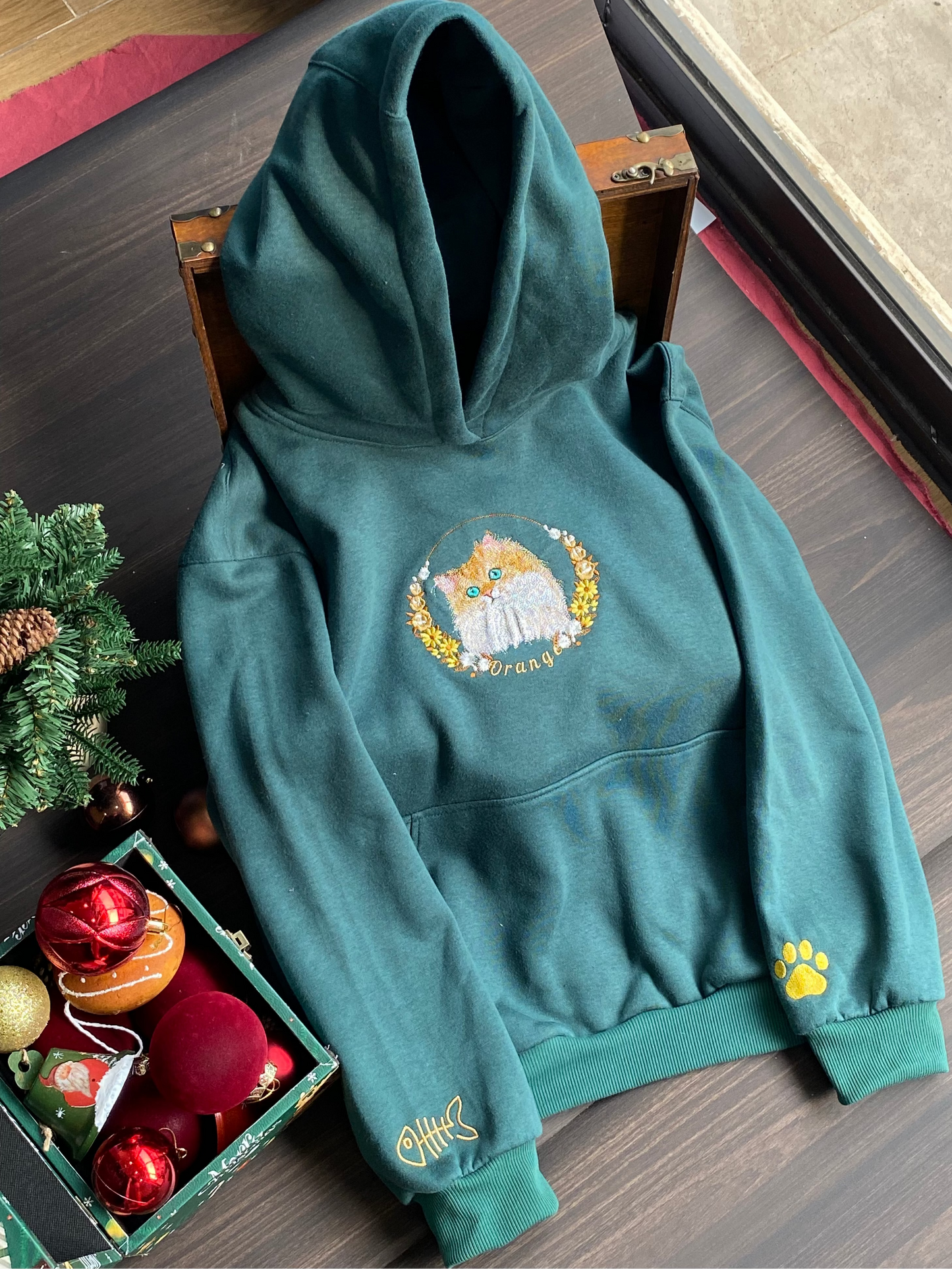 Mẫu thêu áo hoodie thú cưng phối hoa chuyển thể từ ảnh thật, tặng hai hình thêu trên tay áo
