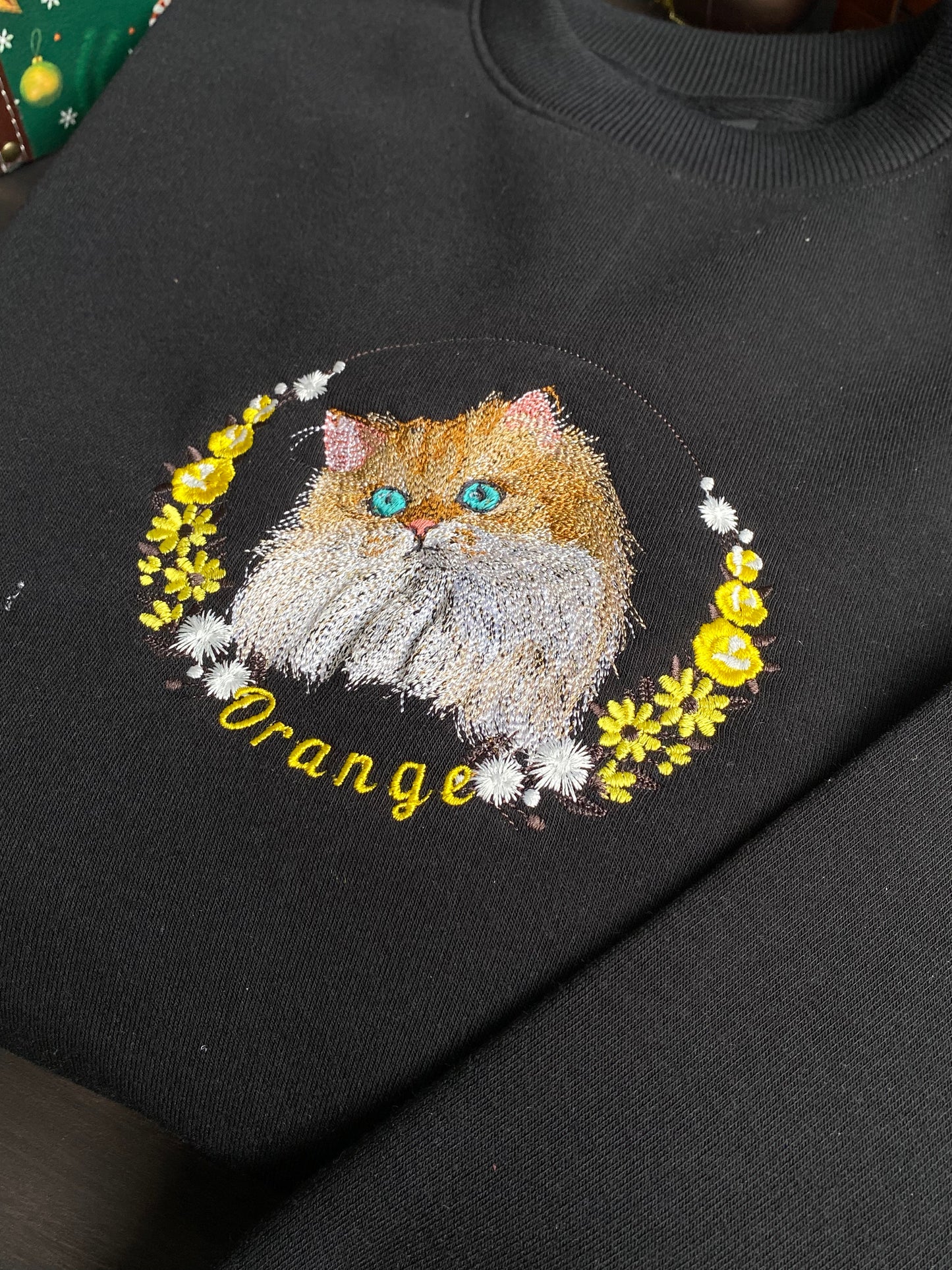 Mẫu thêu áo sweater thú cưng phối hoa chuyển thể từ ảnh trên áo nỉ đen, tặng hai hình thêu trên tay áo (Copy)