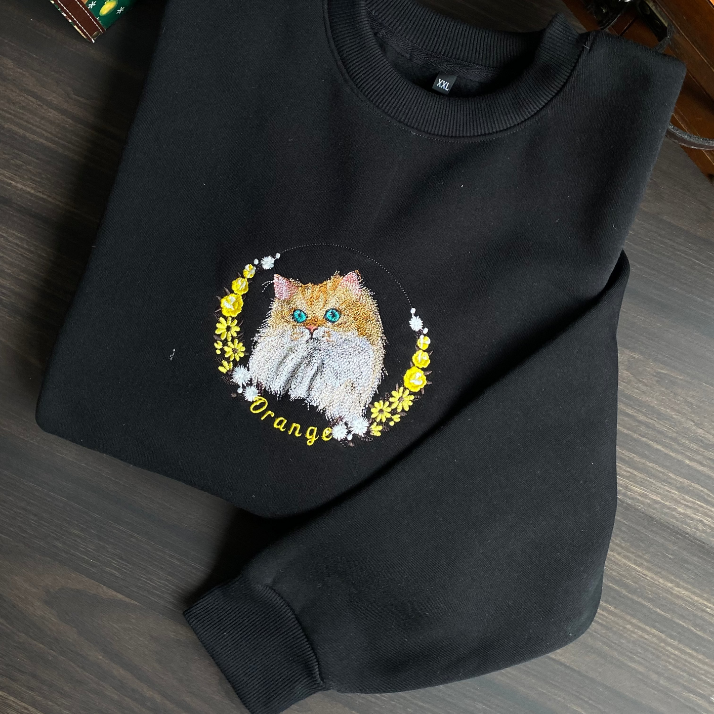 Mẫu thêu áo sweater thú cưng phối hoa chuyển thể từ ảnh trên áo nỉ đen, tặng hai hình thêu trên tay áo (Copy)