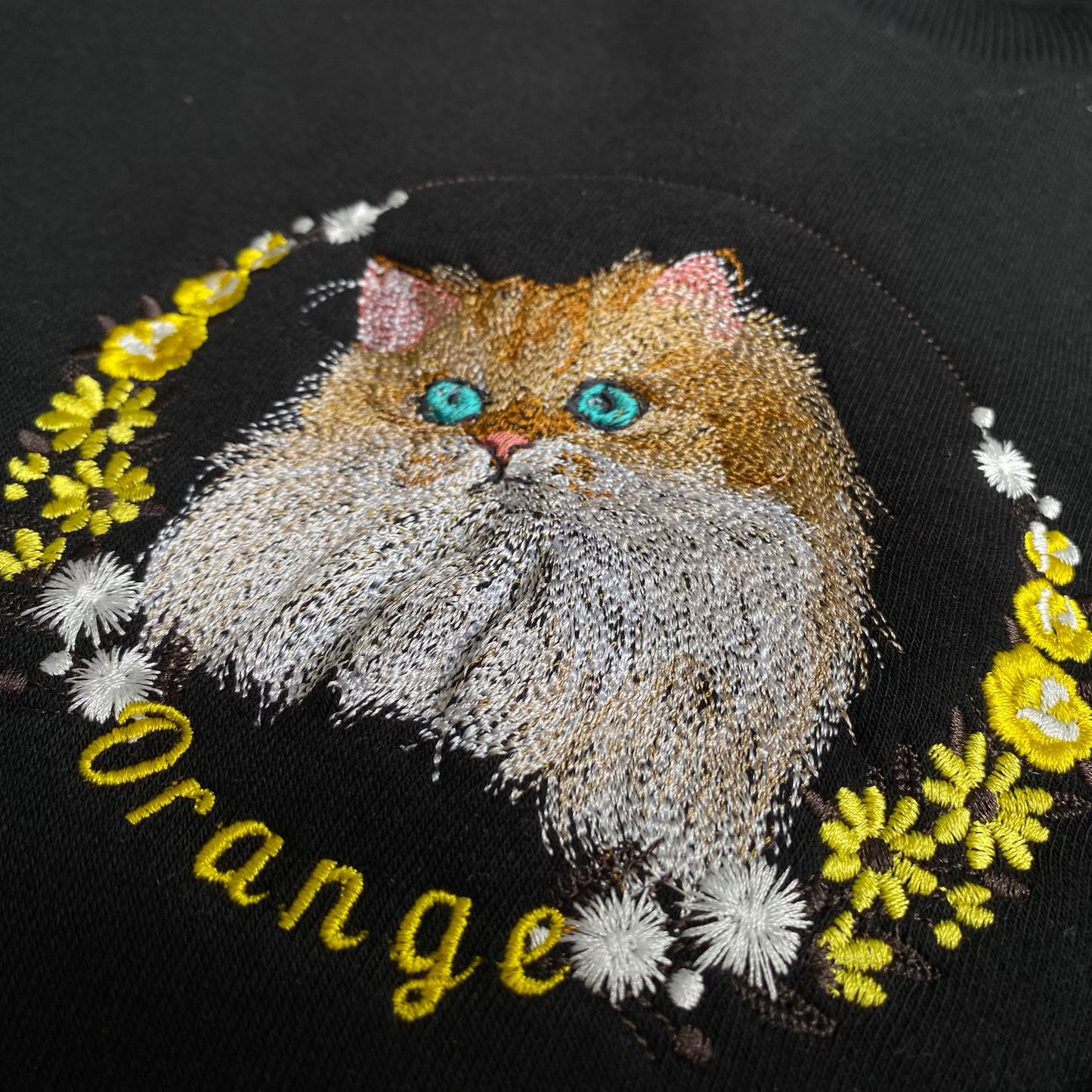 Mẫu thêu áo sweater thú cưng phối hoa chuyển thể từ ảnh trên áo nỉ đen, tặng hai hình thêu trên tay áo (Copy)