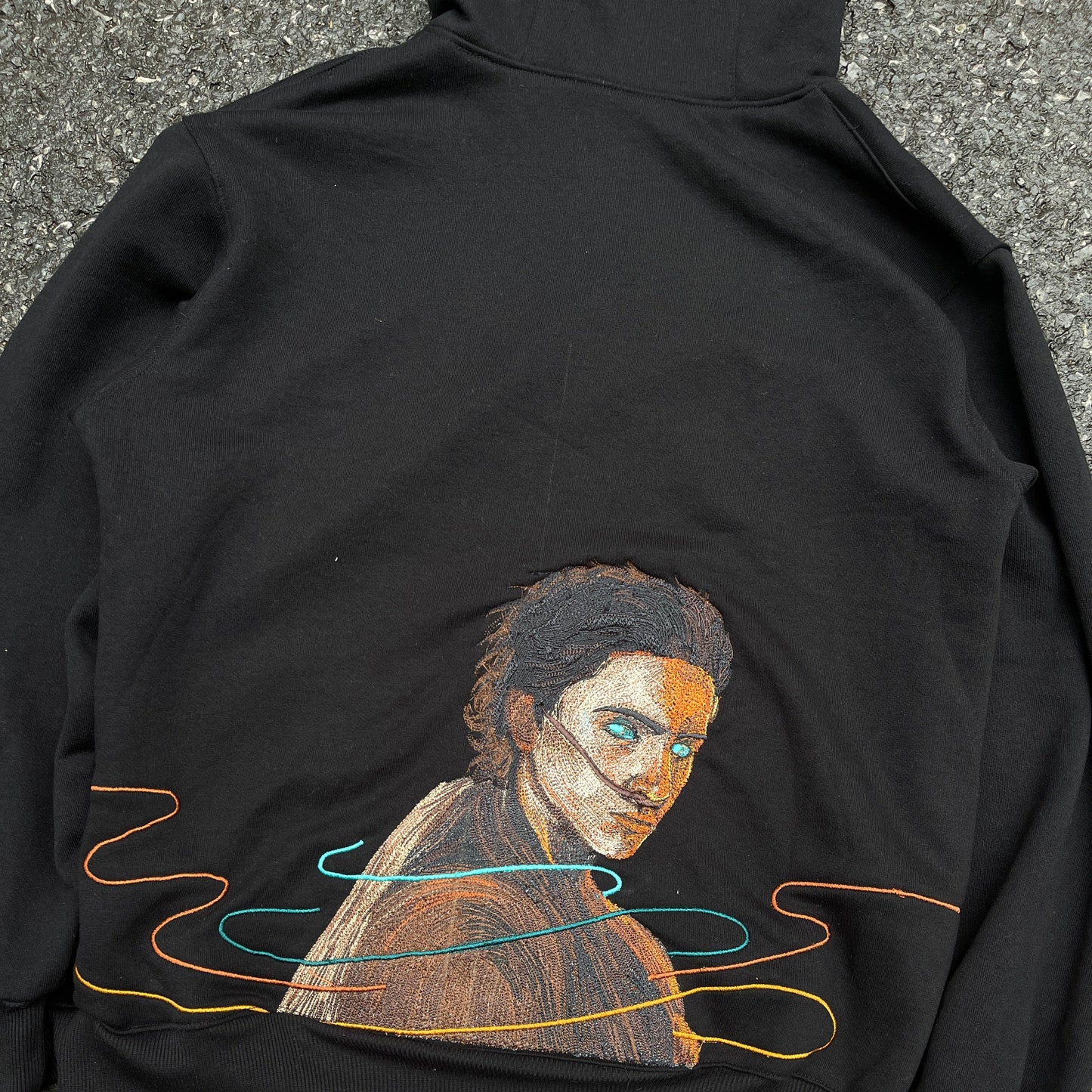 Thiết kế và thêu hình theo yêu cầu áo hoodie chất liệu nỉ, kiểu thêu nhân vật vẽ tay chi tiết sắc nét
