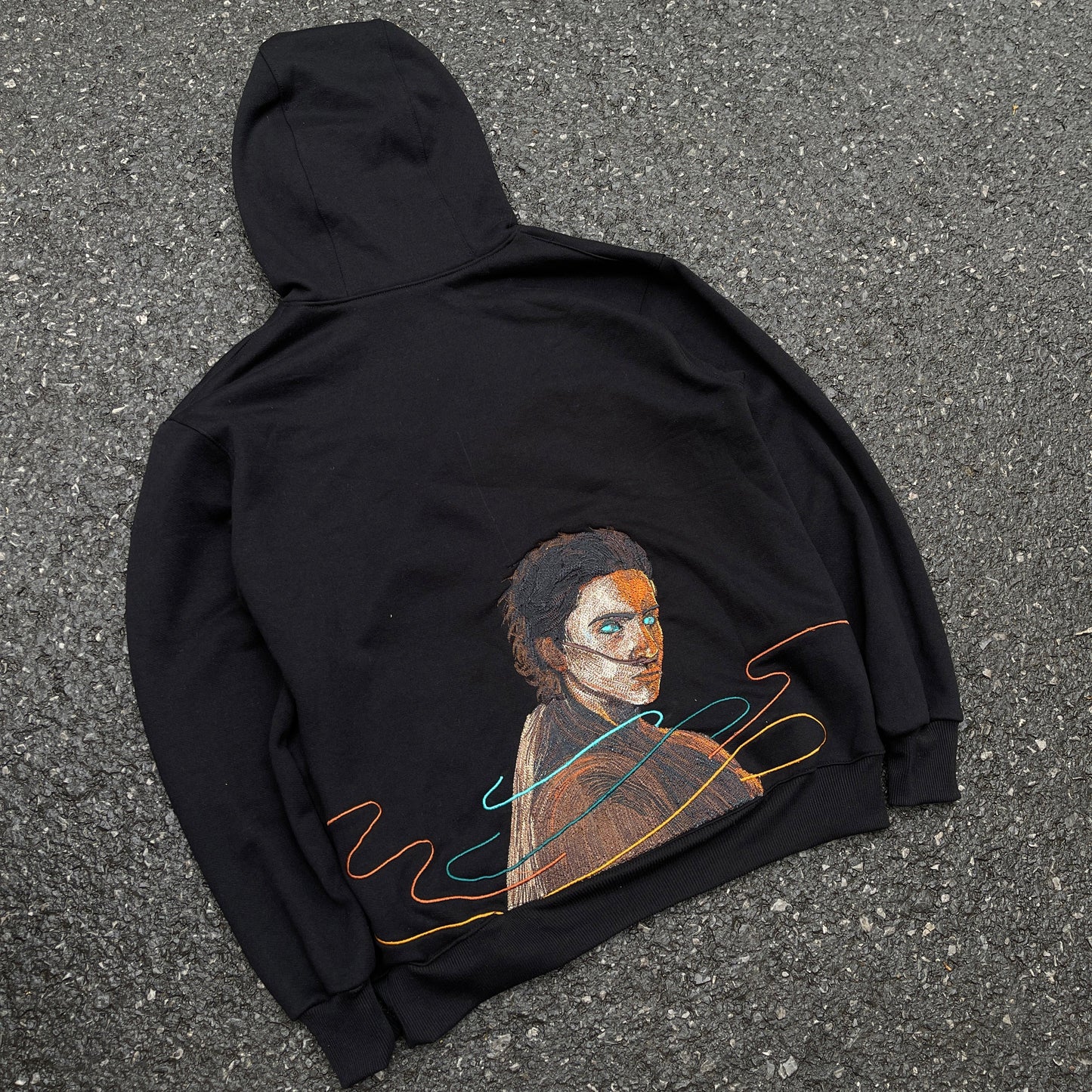 Thiết kế và thêu hình theo yêu cầu áo hoodie chất liệu nỉ, kiểu thêu nhân vật vẽ tay chi tiết sắc nét