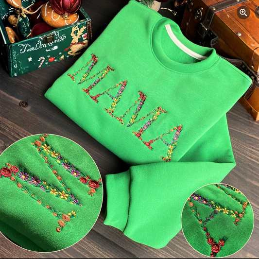 Mẫu thêu áo sweater chữ hoa MAMA trên áo nỉ xanh nõn, món quà ý nghĩa dành cho người phụ nữ tuyệt vời nhất