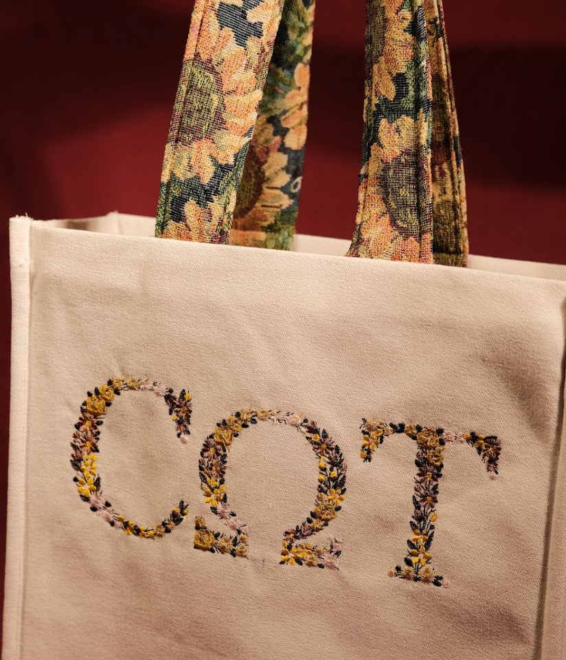 Túi tote thêu chữ cái và kí tự phối hoa, kích thước 35x38cm đựng được laptop 16 inch