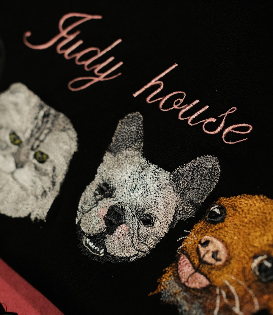 Mẫu thêu nhiều mặt thú cưng trên áo hoodie đen, tặng hai hình thêu tên cá nhân trên tay áo.