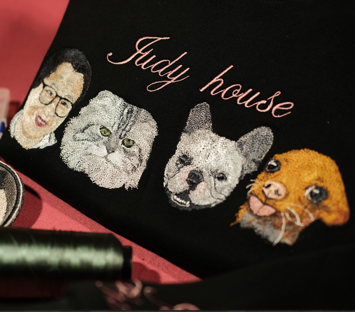 Mẫu thêu nhiều mặt thú cưng trên áo hoodie đen, tặng hai hình thêu tên cá nhân trên tay áo.