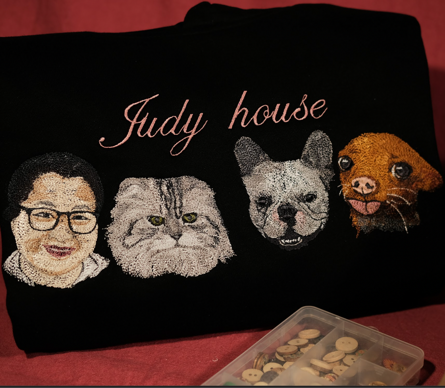 Mẫu thêu nhiều mặt thú cưng trên áo hoodie đen, tặng hai hình thêu tên cá nhân trên tay áo.